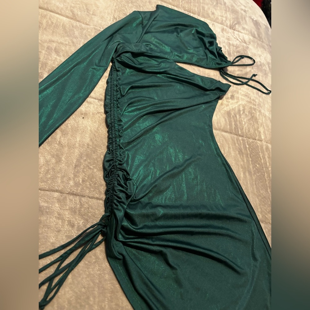 Angle bottom one sleeve fitted green dress